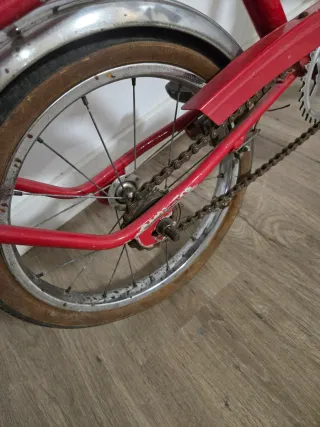Bicicleta infantil roja