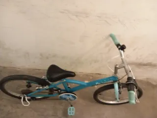 Bicicleta B'TWIN 120 Azul 20 con pata de cabra