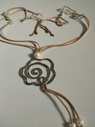 Collar con flor plateada y cuero marrón