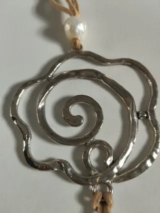 Collar con flor plateada y cuero marrón