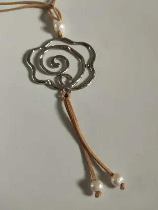 Collar con flor plateada y cuero marrón