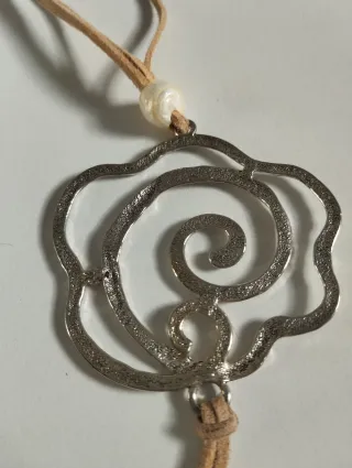 Collar con flor plateada y cuero marrón