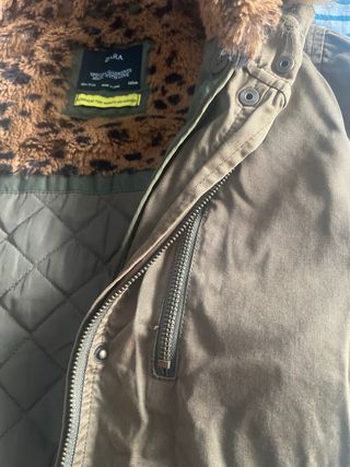 Chaqueta Zara verde con capucha peluda