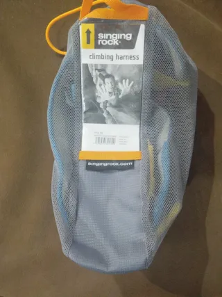 Arnés de escalada Singing Rock sin usar