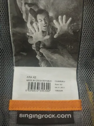 Arnés de escalada Singing Rock sin usar