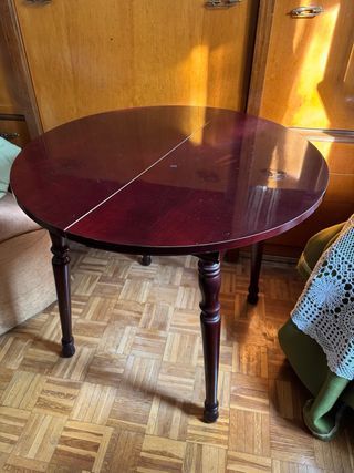 Mesa redonda de comedor extensible de madera