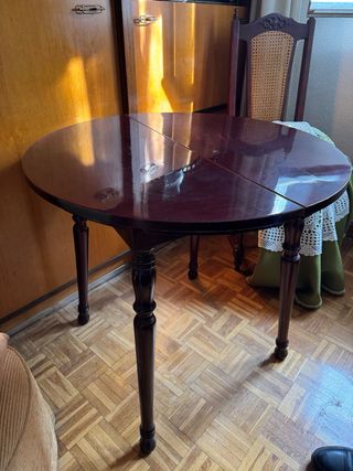 Mesa redonda de comedor extensible de madera