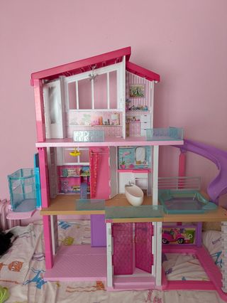 Casa Barbie dreamhouse en muy buenas condiciones.