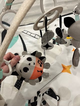 Gimnasio para bebé con arco y juguetes