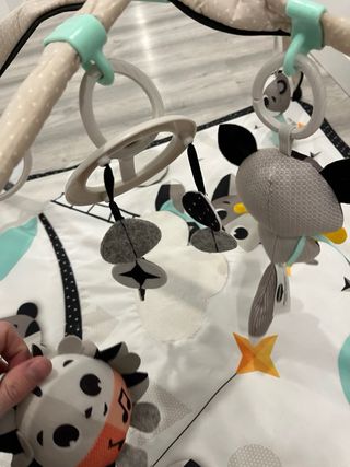 Gimnasio para bebé con arco y juguetes