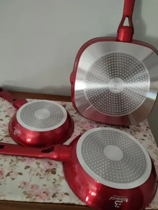 Set 2 Padelle e 1 Bistecchiera Nere/Rosse