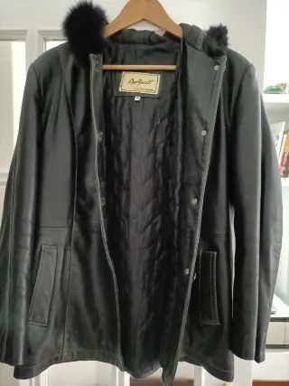 Chaquetón de cuero con capucha para mujer