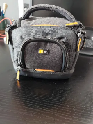 Funda cámara Case Logic negra y naranja