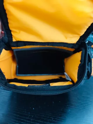 Funda cámara Case Logic negra y naranja