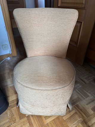 Sillón tapizado beige y marrón