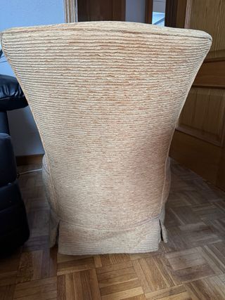 Sillón tapizado beige y marrón