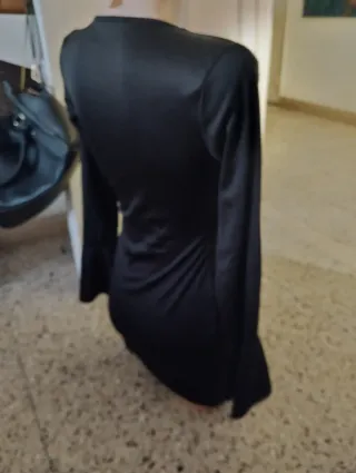 Vestito nero con bottoni e arricciatura