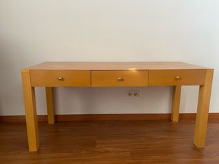 Escritorio de madera con 3 cajones