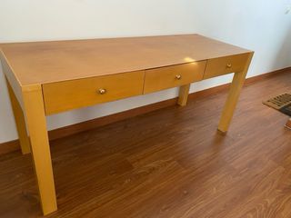 Escritorio de madera con 3 cajones