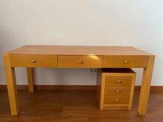 Escritorio de madera con 3 cajones