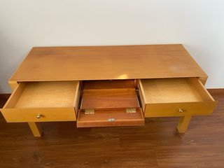 Escritorio de madera con 3 cajones