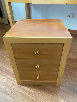 Escritorio de madera con 3 cajones