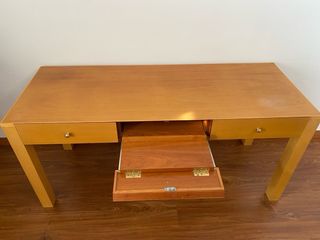 Escritorio de madera con 3 cajones