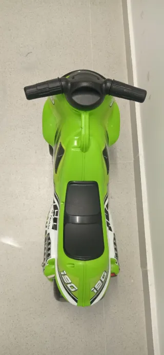 Moto infantil de ruedas anchas