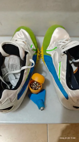 Zapatillas atletismo Puma verdes y blancas