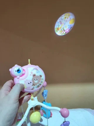 Móvil cuna musical y proyector