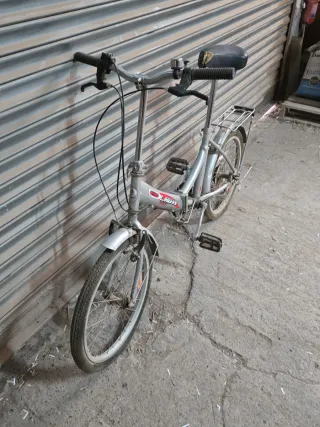 Bicicleta plegable urbana gris plateado