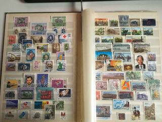 Clasificador con sellos de diversos países.