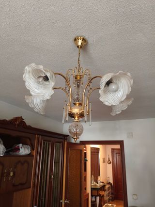 Lámpara de techo dorada y transparente