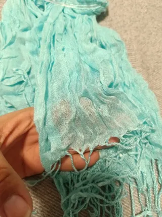 Fular celeste con flecos