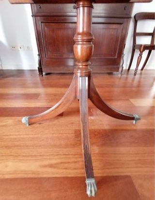 Mesa de comedor antigua de madera