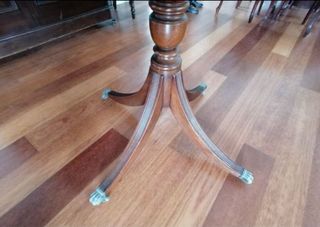 Mesa de comedor antigua de madera