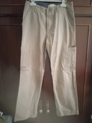 Pantalón cargo beige con bolsillos t12