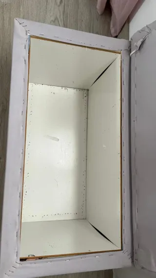 Baúl de tela gris y blanco