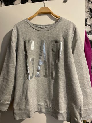 Sudadera GAP gris con logo plateado