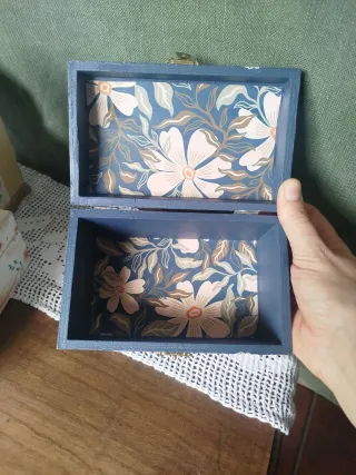Caixa de madeira com flores pintadas