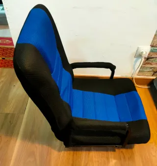 Silla de suelo azul y negra
