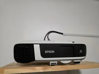 Proyector Epson EB-FH52 Full HD Nativo y pantalla