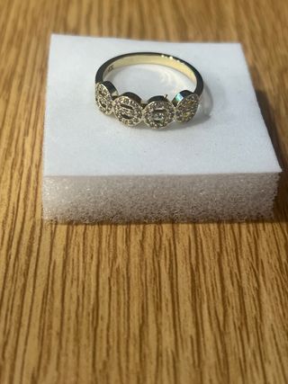 Anillo 14k Talla 8 con Circonitas