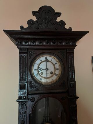 Reloj de péndulo antiguo de maderas