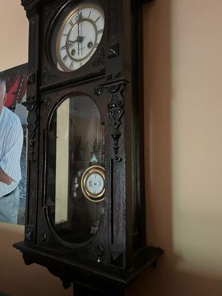 Reloj de péndulo antiguo de maderas