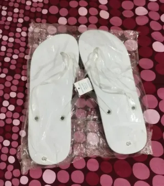 Chanclas Blancas Talla 42/44. Y funda 12iPhone.