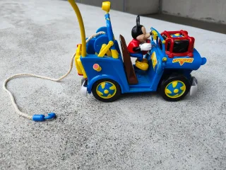 Auto di Topolino con rimorchio e corda