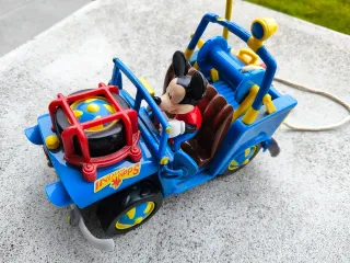Auto di Topolino con rimorchio e corda