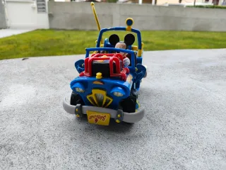 Auto di Topolino con rimorchio e corda