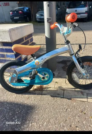 Bici infantil plateada y azul